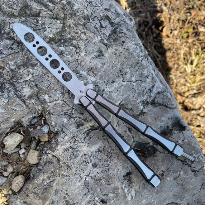 Tréningový motýlik Skeleton Metal ... #buterflyknife #trening #training #trick #skeleton #nature #stone #photooftheday...